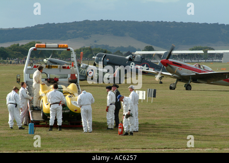 Due Spitfires e Corsair FG 1D plus Lister Jaguar di essere salvato da Marshalls a Goodwood 2003 West Sussex England Regno Unito Foto Stock