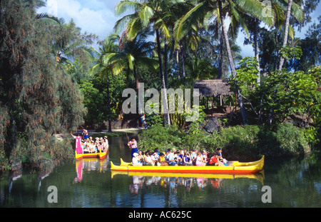 I turisti essendo presa su un tour in barca del mormone di proprietà di cultura Polinesiana Center Laie Oahu Hawaii USA Foto Stock