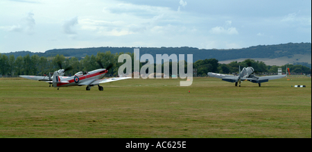 Due Spitfire Fighter Aircraft e Corsair FG 1D sui Take Off eseguito a Goodwood Meeting 2003 West Sussex England Regno Unito Foto Stock