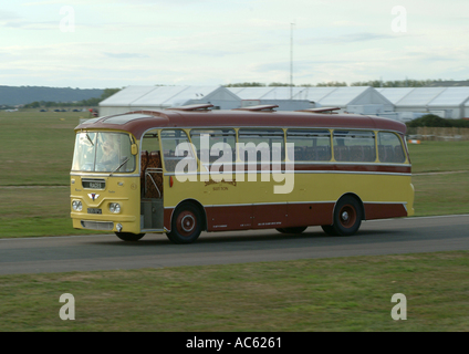 Vecchi motori Surrey AEC Bus affidamento a Goodwood Meeting 2003 West Sussex England Regno Unito Regno Unito Foto Stock