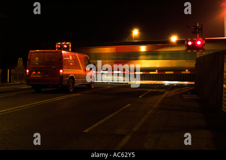 Treni pendolari passando al di sopra di un passaggio a livello a Filey North Yorkshire England Regno Unito U K Gran Bretagna Foto Stock