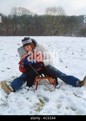 Madre e Figlio sulla slitta Foto Stock