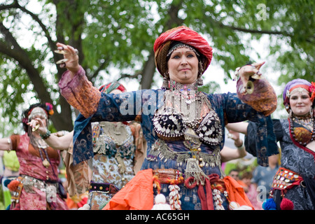 Le donne la danza del ventre in corrispondenza di una festa del rinascimento nel Nebraska. Foto Stock