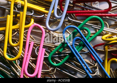 Carta colorata fermi contro uno sfondo bianco Foto Stock