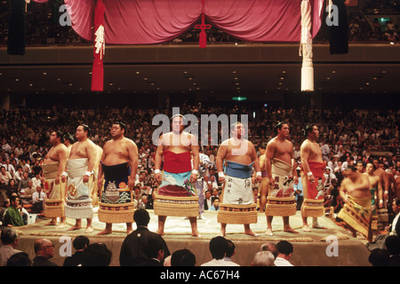Pre lotta sumo wrestling cerimonia di concorrenti sfilando intorno alla corona o dohyo in costume tradizionale Foto Stock