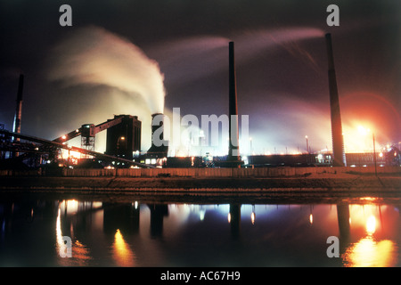 Potenza di carbone e di coke per la produzione di piante in Belgio di notte Foto Stock