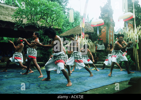 La trance ballerini sull isola di Bali in Indonesia Foto Stock