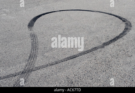 Skidmarks nero su grigio asfalto Foto Stock