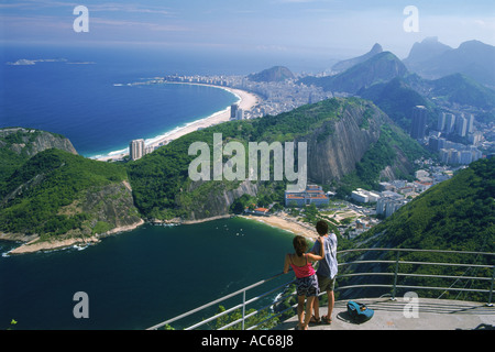 Matura sul Pan di Zucchero o Pao de Acucar sopra Rio de Janeiro spiagge, baie e montagne Foto Stock