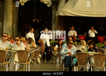 Caffè Florian Piazza San Marco Venezia MAGGIO 2007 patroni di aspettare di essere serviti mentre la band suona Foto Stock