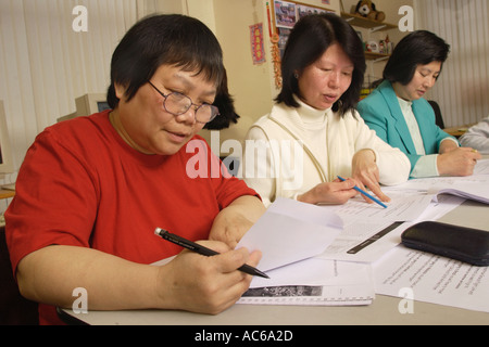 Casalinghe cinese di apprendimento della lingua inglese come una seconda lingua in Regno Unito Foto Stock