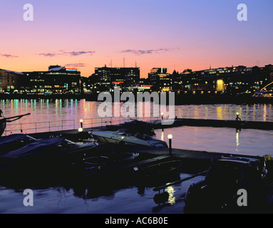 Panorama sul porto di Oslo al tramonto verso Aker Brygge, centro di Oslo, Norvegia. Foto Stock