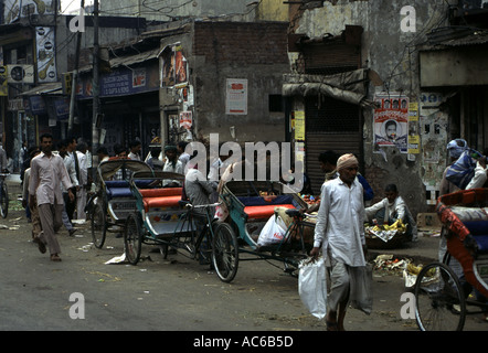 India Delhi una strada nella vecchia Delhi con riscio in attesa per il business Foto Stock