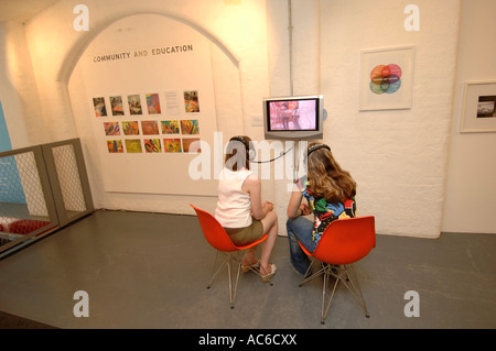 Gli studenti di visitare il museo di arte moderna a Oxford Foto Stock