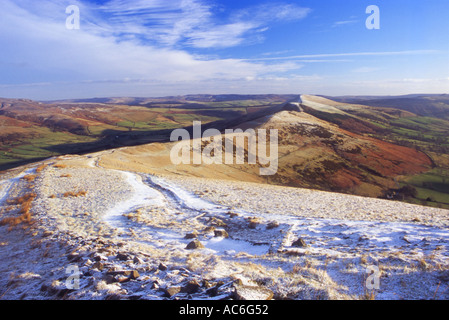 Il sentiero pedonale lungo Mam Tor a perdere Hill Ridge Parco Nazionale di Peak District Derbyshire Foto Stock