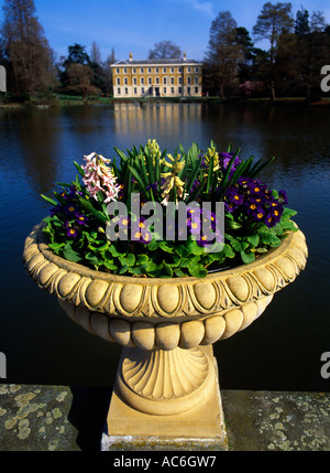 Kew Gardens Londra Inghilterra piantato Urn Foto Stock