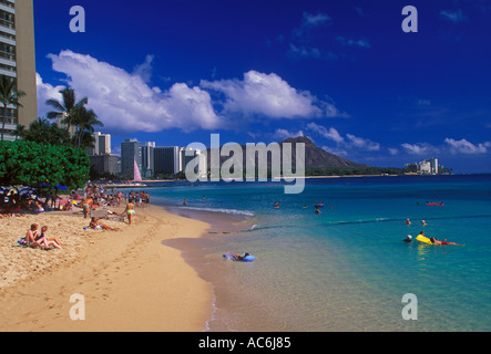 Persone turisti lucertole da mare a prendere il sole alberghi nuoto Waikiki Beach con testa di diamante in background Oahu Island Hawaii Foto Stock