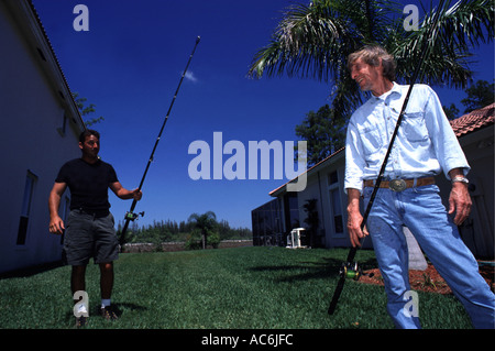 Alligatore con licenza catturatori in Florida alligatori si trovano in luoghi pubblici in tutto lo stato Foto Stock