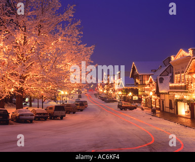 Chelan County, WA: le luci di Natale di Leavenworth di stile bavarese Main Street al crepuscolo Foto Stock