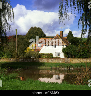 Laghetto con imbiancato Cottage a East Dean nel West Sussex England Foto Stock