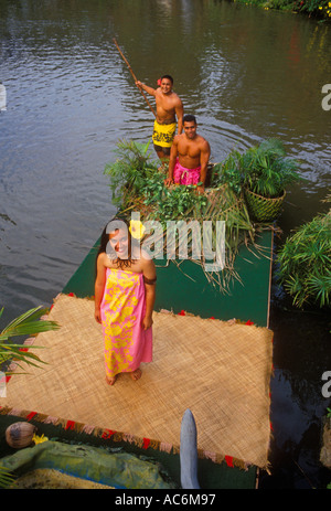 Samoans, donna di Samoa, parata di Lunghe Canoe, Centro Culturale Polinesiano, Laie, Oahu, Oahu Island, Hawaii, Stati Uniti Foto Stock