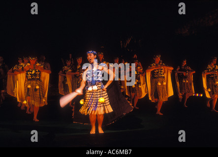 Donna Maori, studente, danza maori, ballerino di danza, Centro Culturale Polinesiano, Laie, Oahu Island, Hawaii, Stati Uniti Foto Stock