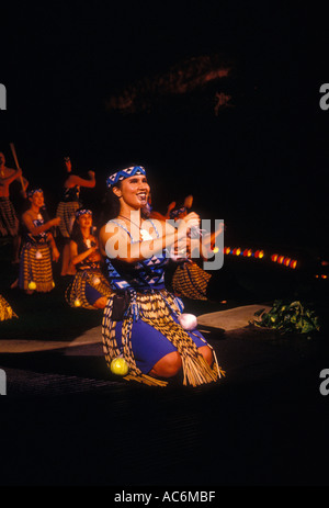 Donna Maori, studente, danza maori, ballerino di danza, Centro Culturale Polinesiano, Laie, Oahu Island, Hawaii, Stati Uniti Foto Stock