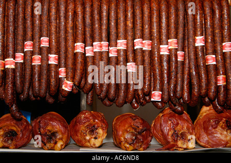 Strisce di ungherese Salsiccia casalinga Hazi Kolbasz fatta con carne di maiale aglio e pepe per la vendita in Vasarcsarnok principale mercato hall Budapest Ungheria Foto Stock