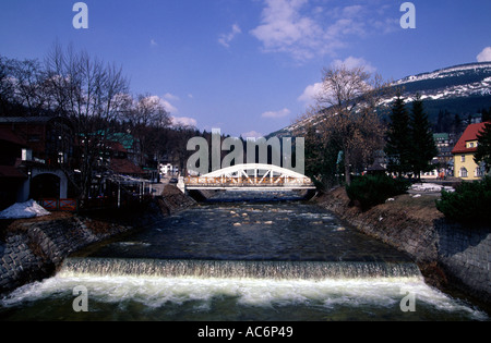 Bily la maggior parte (ponte bianco) dal 1911 su Labe o fiume Elba in Spindleruv Mlyn è una città della Regione di Hradec Kralove della Repubblica ceca Foto Stock