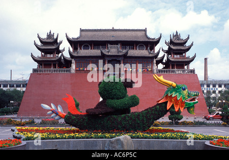 Vista di Gulou Torre del Tamburo in corrispondenza di Gulou Jie a Yinchuan città capitale del Ningxia Hui Regione autonoma, Cina Foto Stock