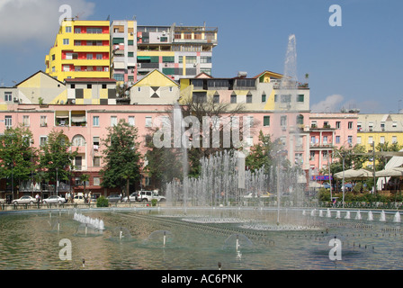 Fontana di Tirana visualizzare appartamenti ed edifici alti oltre Foto Stock