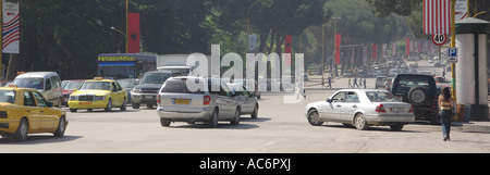 Traffico & street scene a Tirana Repubblica di Albania la strada principale da Piazza Skanderbeg USA bandiere banner per l'America visita di Stato del Presidente americano Foto Stock