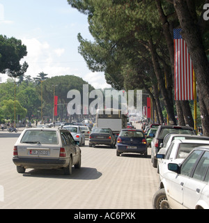 Traffico & street scene a Tirana Repubblica di Albania la strada principale da Piazza Skanderbeg USA bandiere banner per l'America visita di Stato del Presidente americano Foto Stock