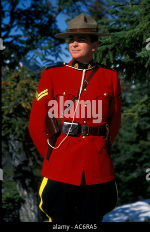 1 Un uomo adulto maschio Royal Canadian polizia montata RCMP aka Mountie canadese sul dazio in Canadian Rockies a Banff in Alberta Canada America del Nord Foto Stock