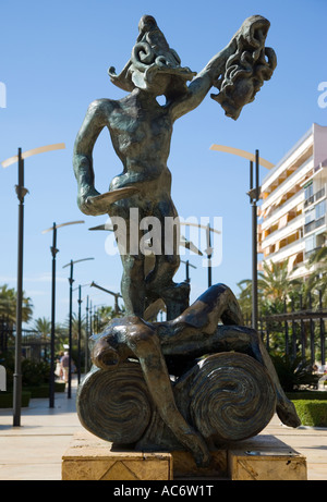 Marbella Costa del Sol Malaga Provincia Spagna Statua di Persius di Salvador Dali 1904 al 1989 su Avenida del Mar Foto Stock