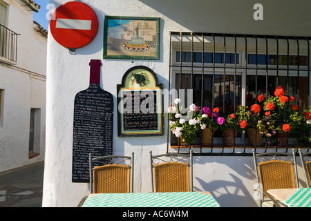 Benalmadena Pueblo Costa del Sol Malaga Provincia della Spagna. Dettaglio dei menu sulla parete al di fuori dei bar in piazza principale Foto Stock