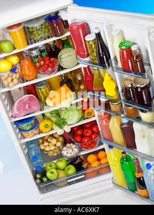 Aprire il frigo pieno Foto Stock