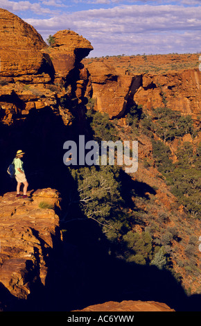 Walker a Lookout sul bordo settentrionale del canyon Watarrka (Kings Canyon), il Parco Nazionale del Territorio del Nord, l'Australia, verticale Foto Stock