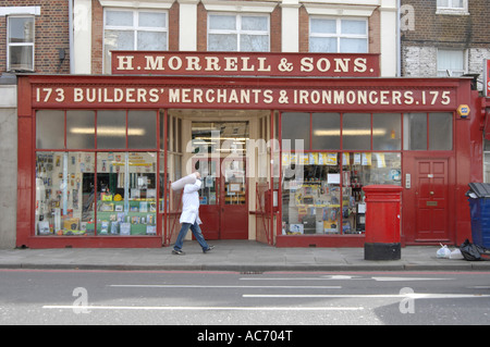 Tradizionale britannica ferramenta e costruttori merchant con la persona che cammina da Foto Stock