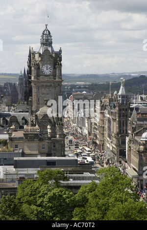 Guardando verso il basso Princess Street Edinburgh Scozia da Calton Hill con il Balmoral Hotel sulla sinistra Foto Stock