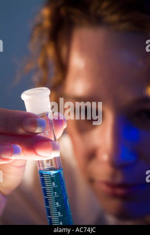 La scienza, scienziato, donna donne, femmina, ragazza, farmacia, chimica, fluido, vetreria da laboratorio, chimiche, test extrac Foto Stock