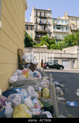 Francia Marsiglia City angolo di strada piena di Garbages durante una azione di colpo Foto Stock