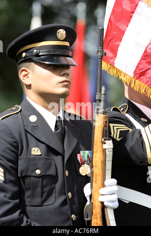 Noi soldato salutando durante 2007 Memorial Day celebrazioni a Fort Sam Houston Cimitero Nazionale di San Antonio Texas Foto Stock