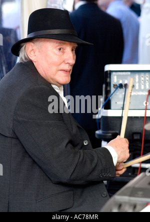 Mick Burt, batterista di Chas e Dave Foto Stock