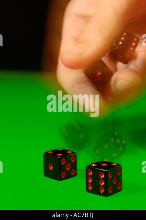 La laminazione a mano i dadi conceptual gamble fortune casinò di rischio Foto Stock