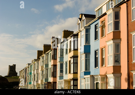 Sud terrazzo marino Aberystwyth con le rovine del castello in background, Wales UK Foto Stock