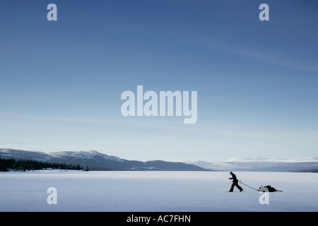 Un Nordic Ice fisherman Foto Stock