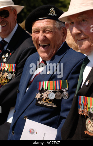 Ridendo Welsh guerra soldato veterano al Galles ricorda il servizio in Cardiff 2005, indossando la guerra medaglie onn petto Foto Stock