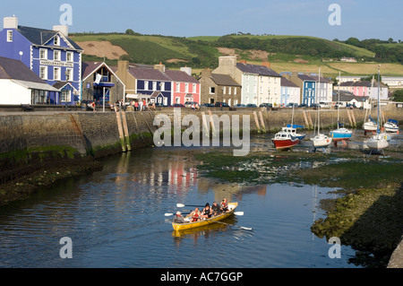 Celtic Longboat di lasciare il porto di Ceredigion Aberaeron Galles GB Foto Stock