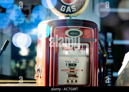 In vecchio stile Americano rosso gas pompa Foto Stock